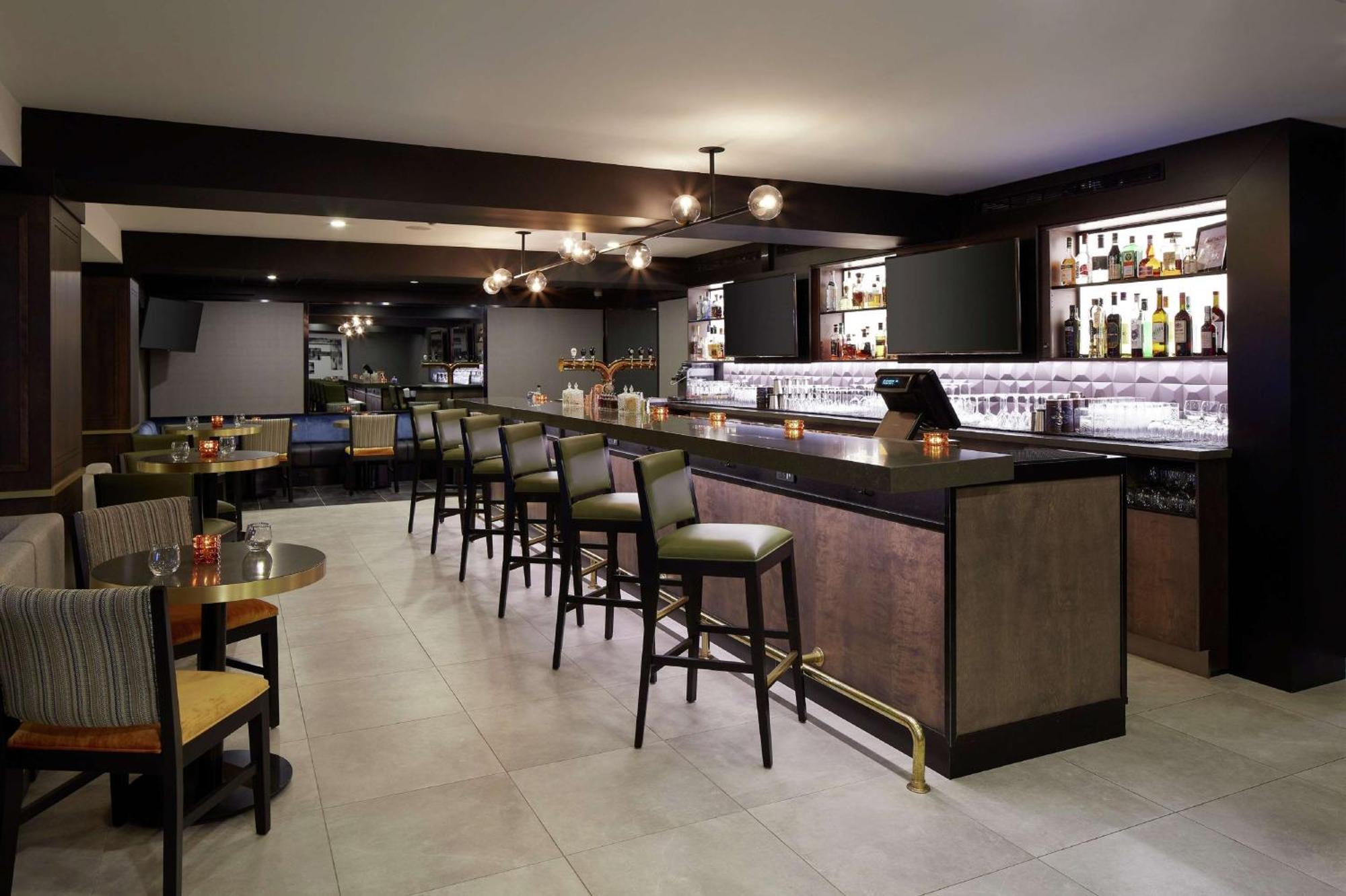 Doubletree By Hilton Montreal Airport Hotel Dorval Exterior photo