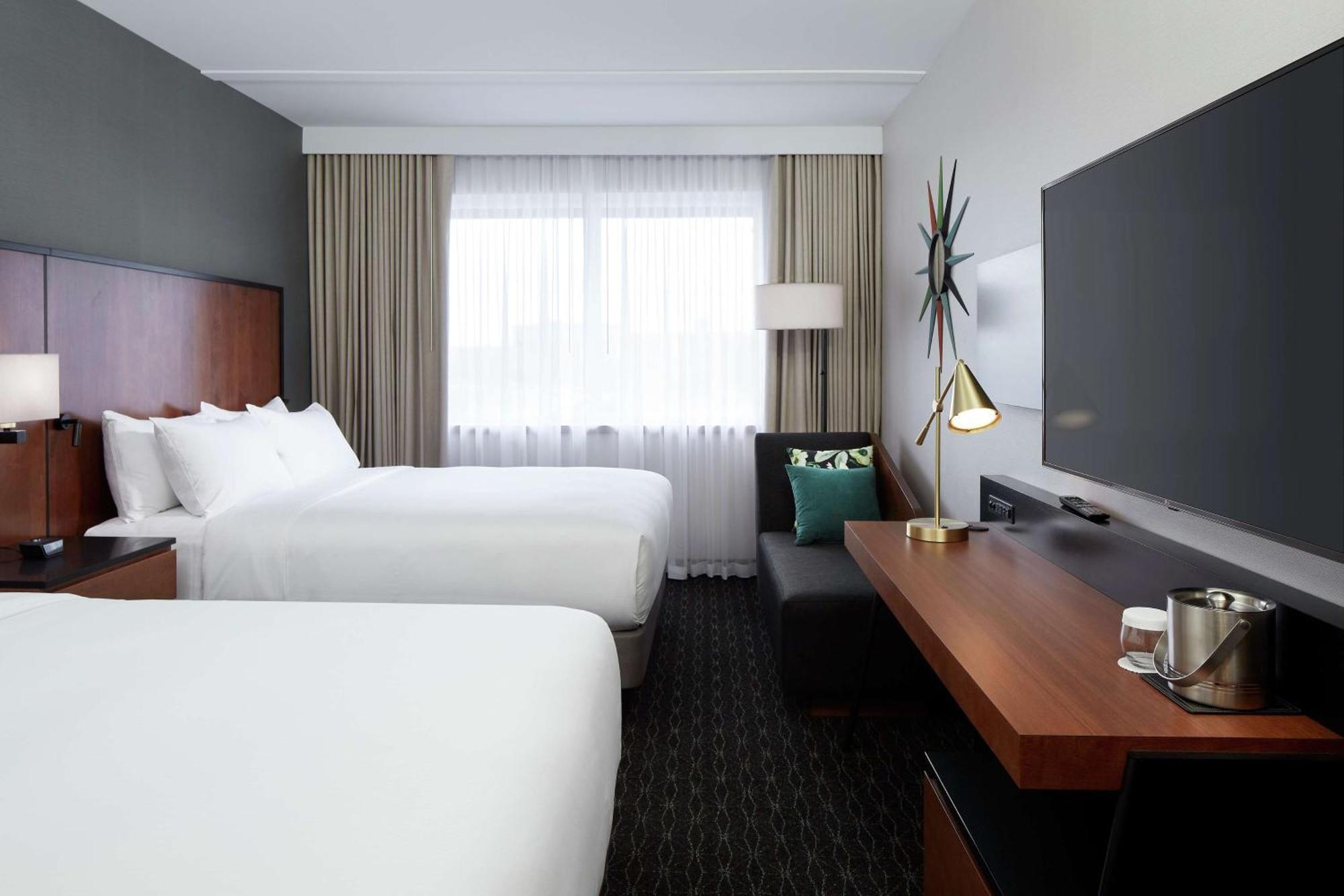 Doubletree By Hilton Montreal Airport Hotel Dorval Exterior photo