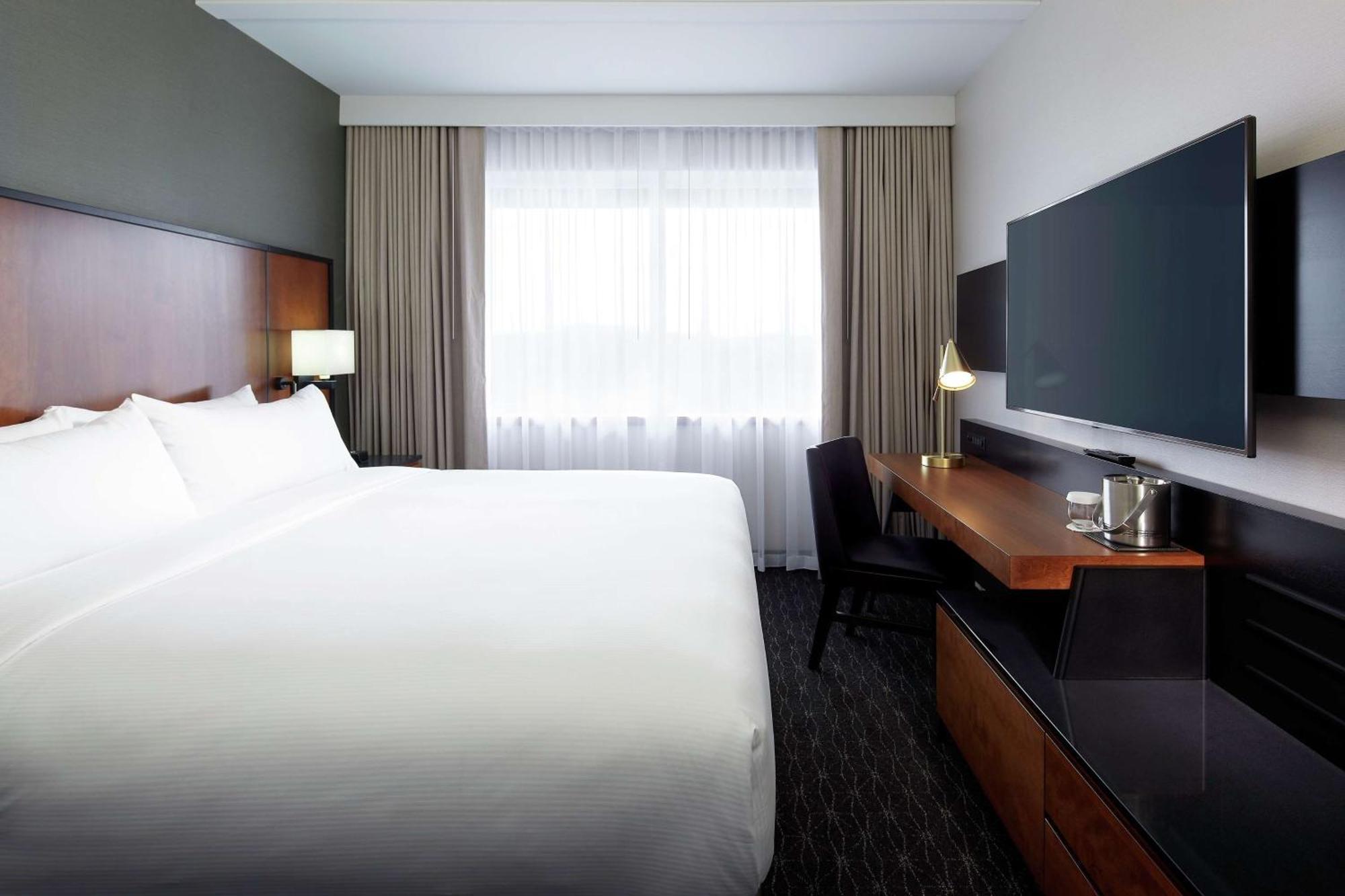 Doubletree By Hilton Montreal Airport Hotel Dorval Exterior photo