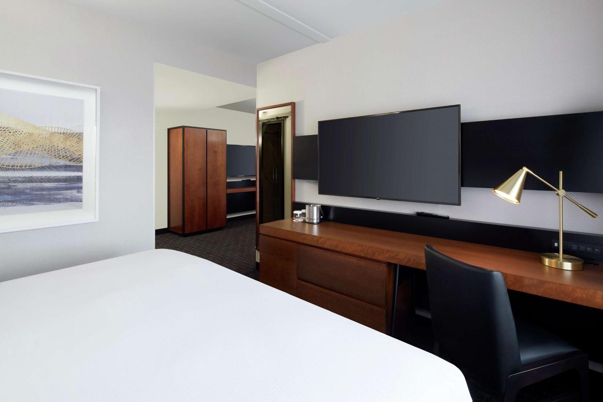 Doubletree By Hilton Montreal Airport Hotel Dorval Exterior photo