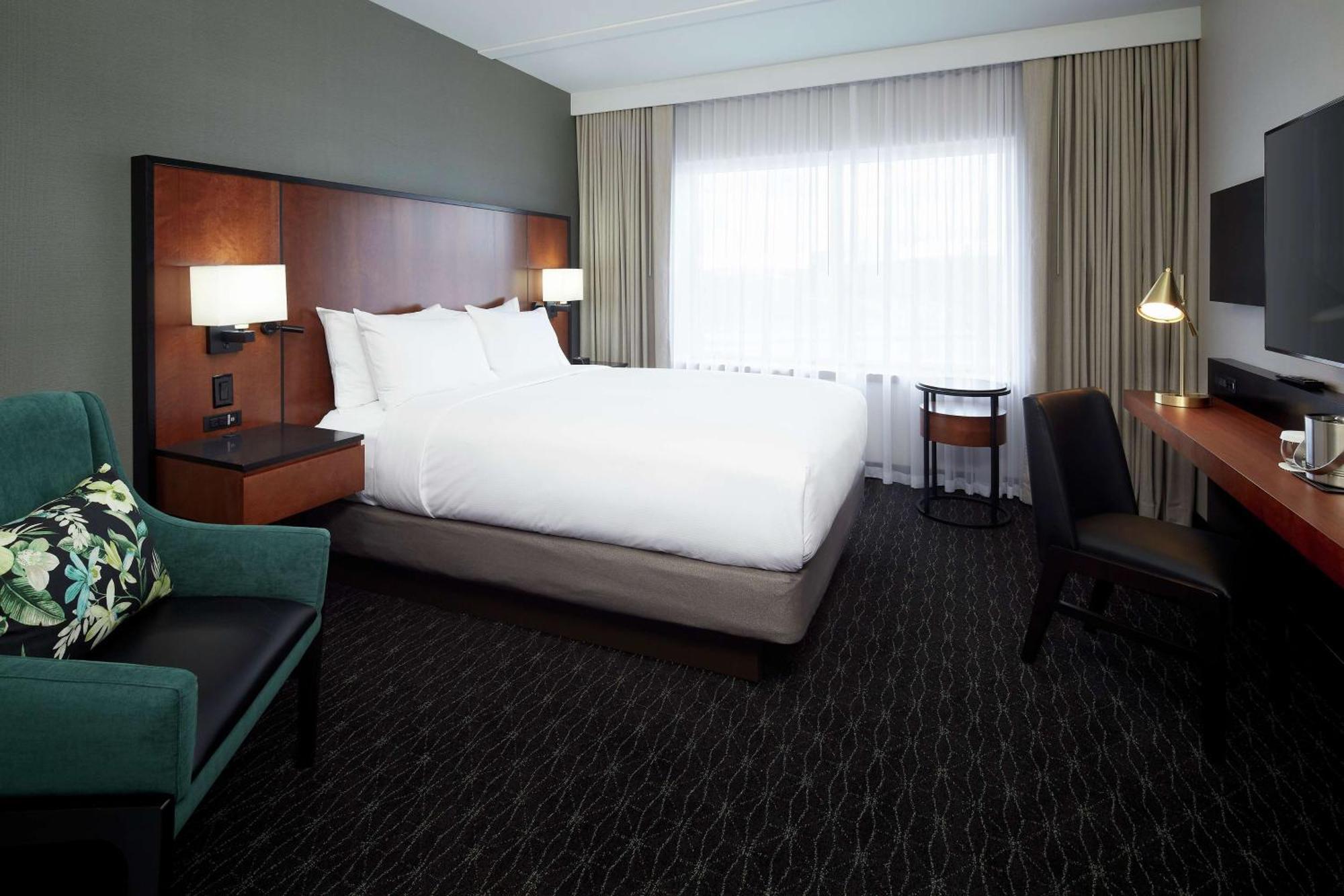 Doubletree By Hilton Montreal Airport Hotel Dorval Exterior photo