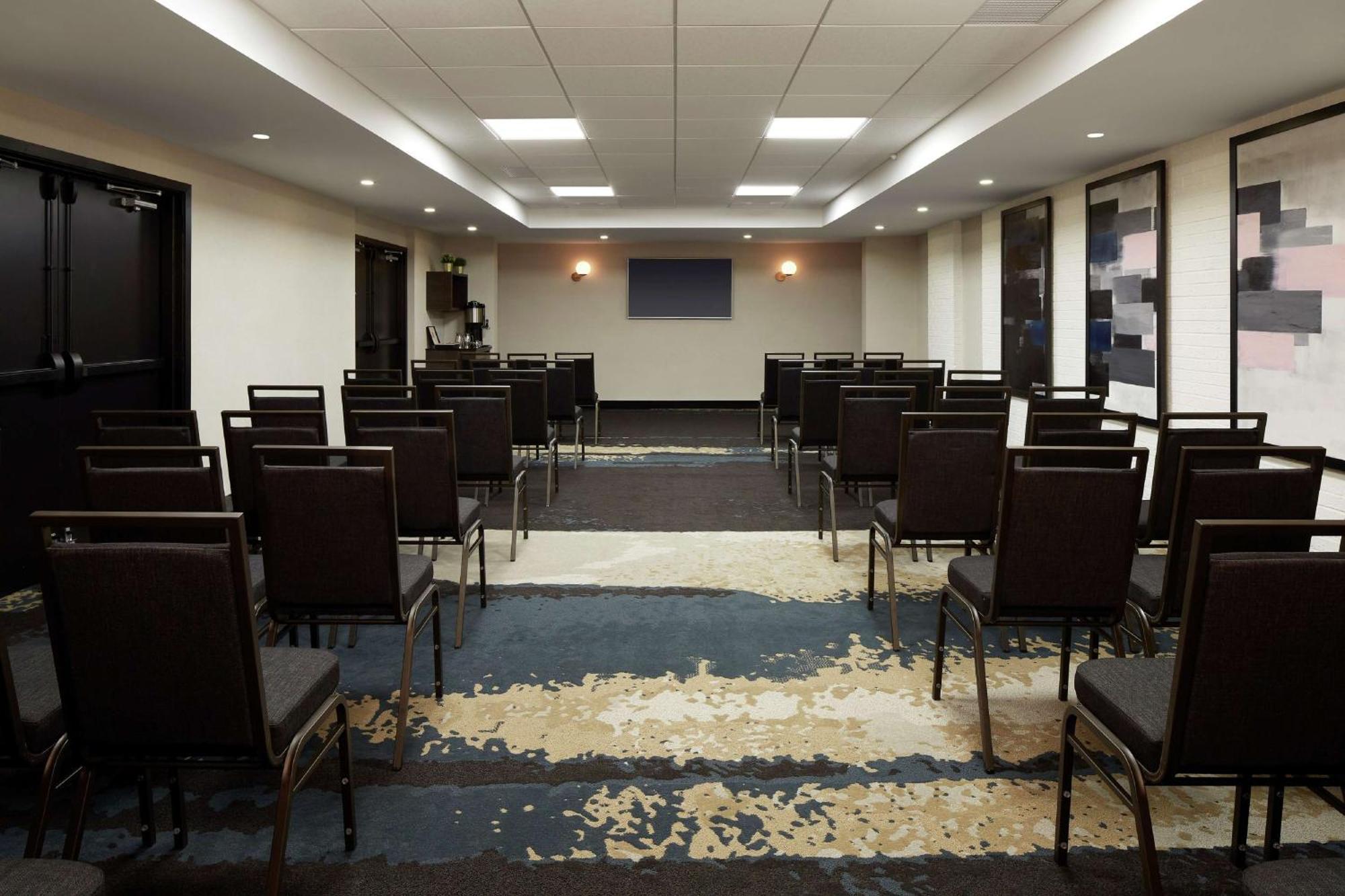 Doubletree By Hilton Montreal Airport Hotel Dorval Exterior photo