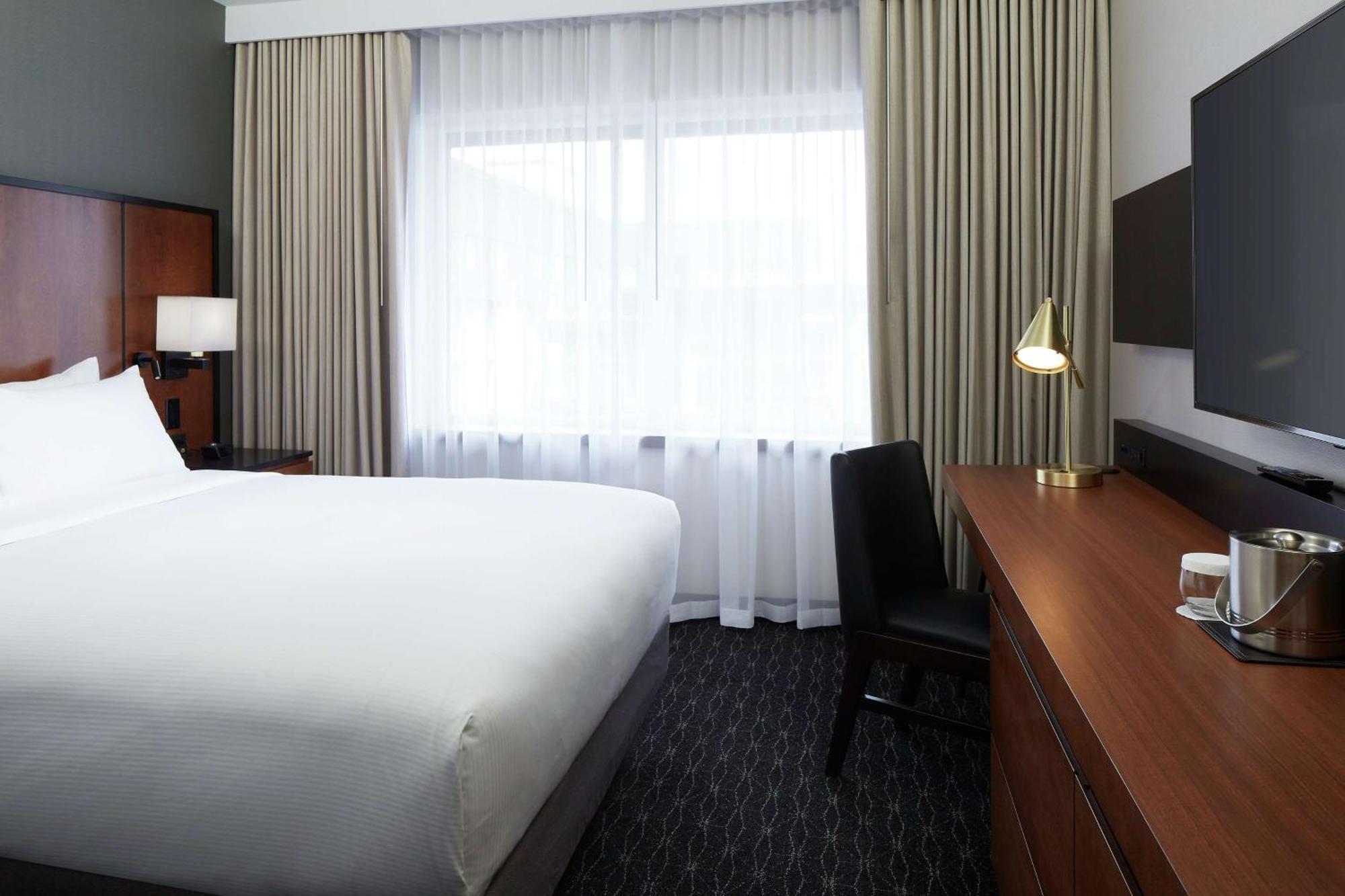 Doubletree By Hilton Montreal Airport Hotel Dorval Exterior photo